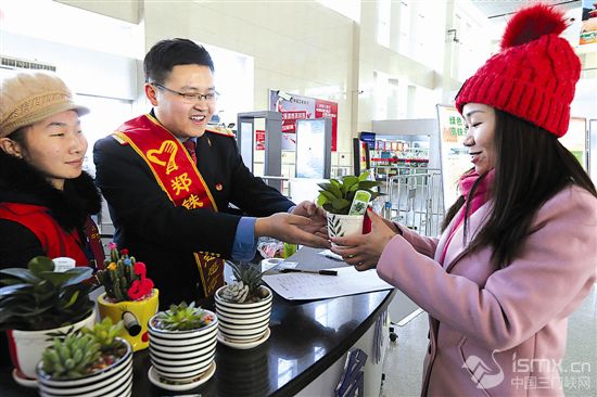 此外,车站摄影爱好者和三门峡市摄影家协会还纷纷拿出自己创作的作品,更新车站候车大厅的摄影展内容,主要为近期拍摄的城市风光、山水美景和美丽天鹅等,目的就是让每名旅客都感受到“爱护我们赖以生存的自然环境”的紧迫性。同时,该站还在售票厅、候车厅和出站口等处,通过展板的形式,为前来观赏白天鹅的旅客设计了高铁、公交车、骑行和步行等多种方式相结合的出行方案,以满足大家需求。