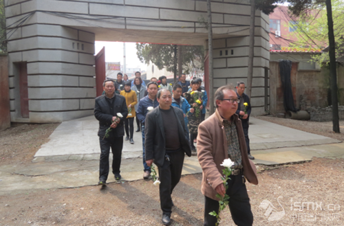 苍松翠柏寄哀思 绿水青山映哀魂——卢氏县卫计委开展清明节祭扫活动