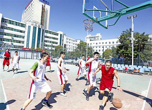 以球会友 增进交流