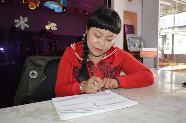 【百姓故事】第10期:下岗女工“绣”出美丽事业:倪金彩