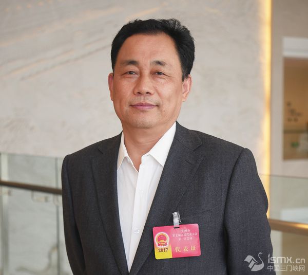 专访人大代表胡君:关于高铁站前出租车规范经营的建议