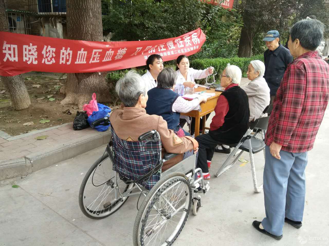 湖滨街道第二社区卫生服务站开展以“高血压防治倡议”为主题的宣传义诊活动