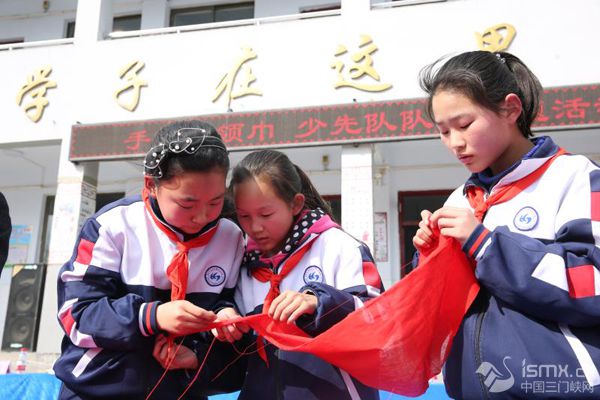 函谷关镇中心小学:手缝红领巾争做活雷锋