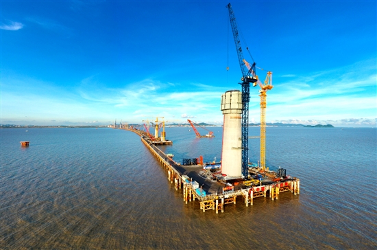 跨珠江口黄茅海大桥东塔开始中部塔柱施工