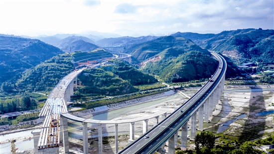高速公路建设蓬勃发展