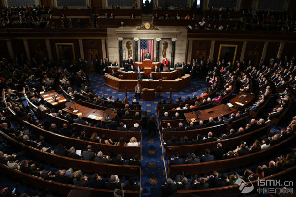 美国新国会履职 开会第一天就"开斗"