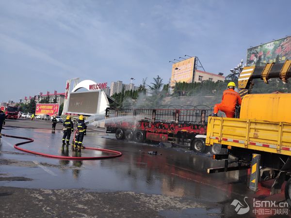 河南交投交通建设集团有限公司豫西分公司洛阳工区及时对车厢着火货车进行救援