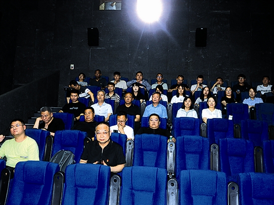 三门峡现代服务业开发区：组织干部职工观看电影《申纪兰》