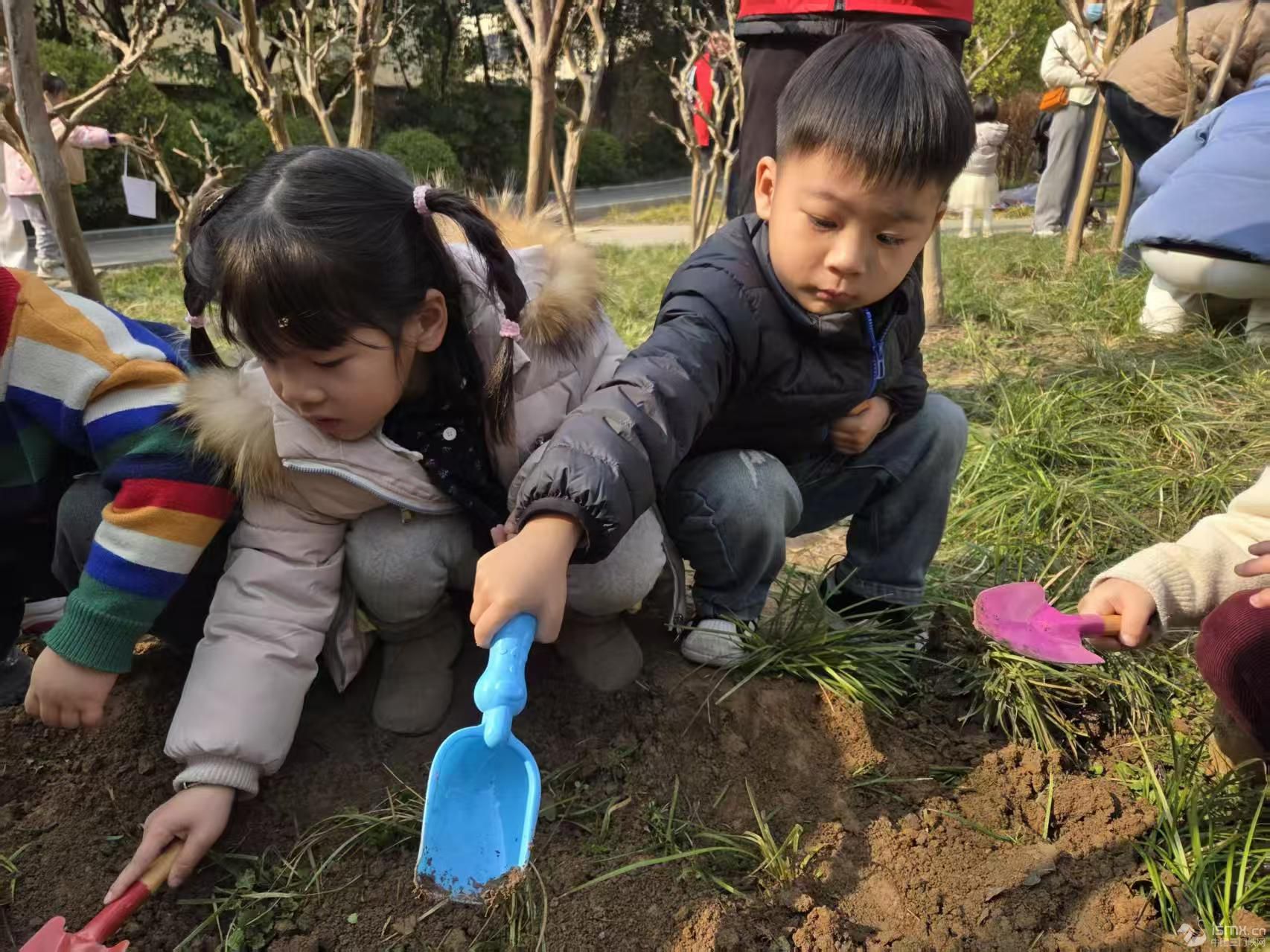 三门峡第二实验幼儿园虢国园小四班亲子植树游园活动圆满