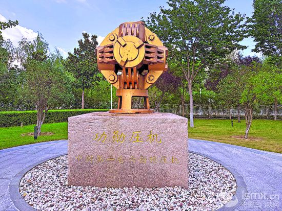 三磨所中国第一台铰链式六面顶压机。王佳宁 摄 三磨所中国第一台铰链式六面顶压机。王佳宁 摄