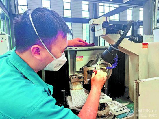 富耐克生产车间工人正在调试设备。王佳宁 摄 富耐克生产车间工人正在调试设备。王佳宁 摄