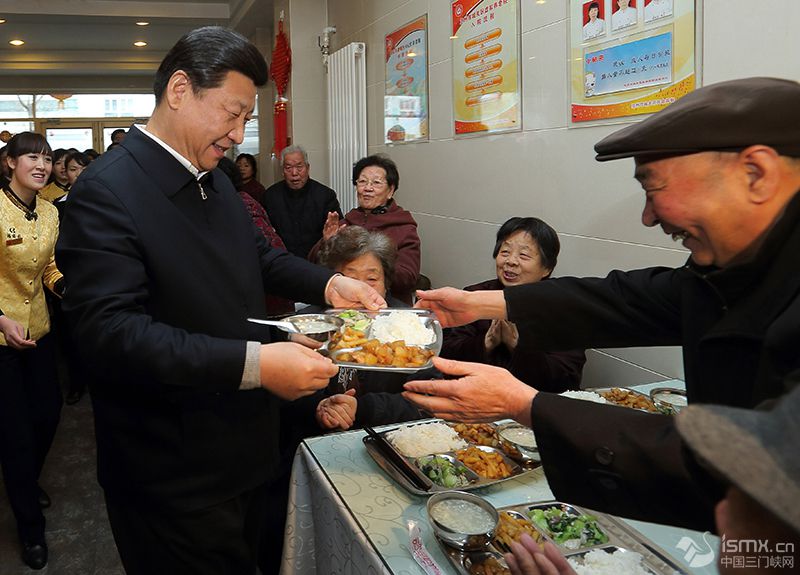 2013年2月4日,习近平总书记来到甘肃兰州一家养老餐厅,端起一盘热气腾腾的饭菜,送到一位老人面前。
