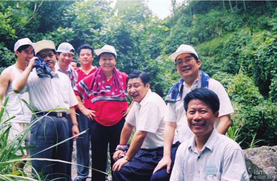 1999年6月,习近平在福州森林公园参加纪念毛主席“发展体育运动,增强人民体质”题词47周年登山健身活动。(图片来源:《习近平在福建(下册)》