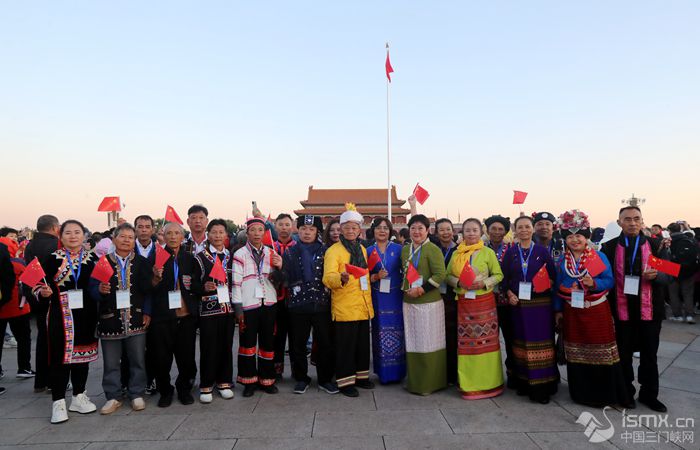 云南普洱民族团结誓词碑盟誓代表后代在天安门广场合影留念。滕俊摄