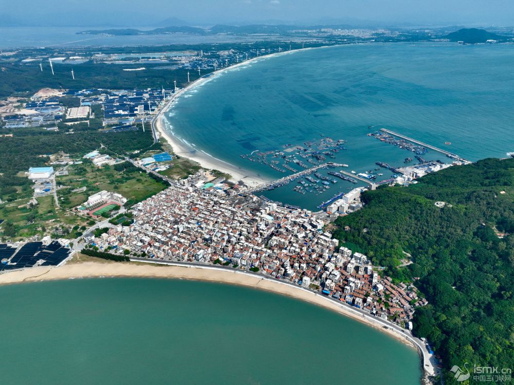 这是2024年10月16日拍摄的福建省漳州市东山县澳角村(无人机照片)。新华社记者姜克红摄