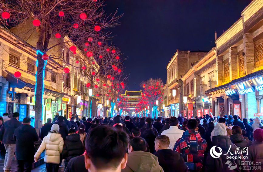 浚县古城内游客络绎不绝。人民网记者 辛静摄